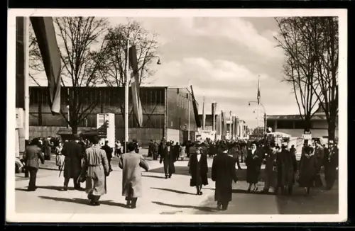 AK Frankfurt a. Main, Besucher unterwegs auf der Messe- und Ausstellungsstrasse
