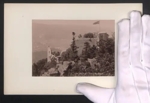 Fotografie unbekannter Fotograf, Ansicht Baden-Baden, Altes Schloss, Ruine mit Flagge, Grossformat 16 x 25cm