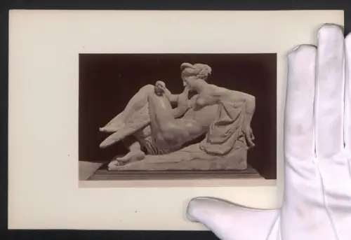 Fotografie unbekannter Fotograf, Ansicht Firenze, Leda und der Schwan von Michelangelo, Museo Nazionale, 17 x 25cm