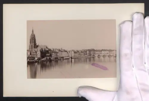 Fotografie unbekannter Fotograf, Ansicht Frankfurt /Main, Flusspartie mit Brücken, Grossformat 17 x 25cm
