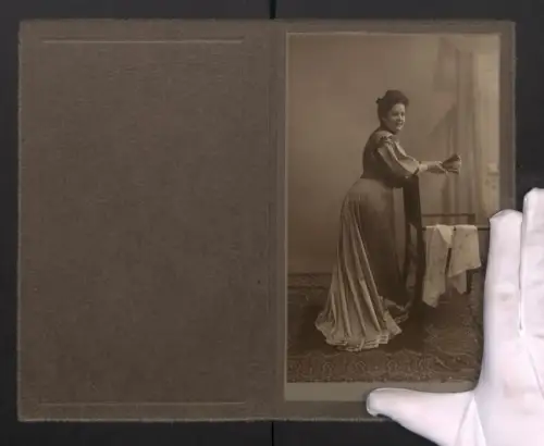 Fotografie Hansen, Chicago, 3221 Clark St., Porträt einer eleganten Dame mit Fächer, Grossformat 27 x 17cm