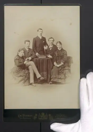 Fotografie Emil Tiedemann, Bremen, Porträt von fünf Personen um einen Tisch versammelt, Grossformat 20 x 31cm