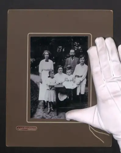 Fotografie Machala Janos, Olmanyfalva, Familie mit vier Kindern posiert an einem Tisch im Garten, Grossformat 29 x 23cm