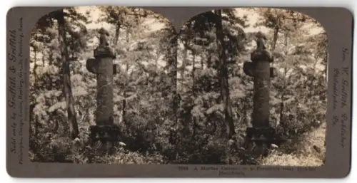 Stereo-Fotografie Geo. W. Griffith, Philadelphia, Ansicht Mukden, Marble Column in a Cemetery near Mukden, Manchuria