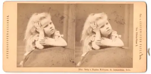 Stereo-Fotografie Geschwister Pauly, Berlin, Kleines Mädchen lehnt sich auf ein Sofa