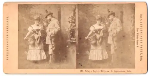 Stereo-Fotografie Geschwister Pauly, Berlin, Herr in Jägerkleidung mit Gewehr, junge Frau in Tracht mit Flechtkorb