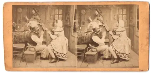 Stereo-Fotografie unbekannter Fotograf und Ort, Familie in traditioneller Kleidung in der Stube