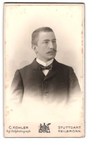 Fotografie C. Kohler, Stuttgart, Schellingstrasse 13, Porträt eines Herrn im Anzug, 1899