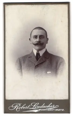 Fotografie Robert Lindacher, Montigny-Metz, Chausseestr. 1, Porträt des Herrn Julius im Anzug