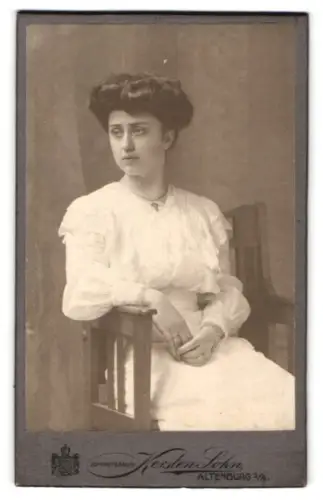 Fotografie Kersten Sohn, Altenburg, Portrait der Frau Johann, Altenburg 1910