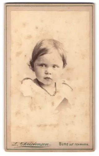 Fotografie L. Christensen, Burg auf Fehmarn, Porträt eines kleinen Kindes, 1892