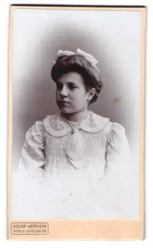Fotografie Atelier Wertheim, Berlin, Leipzigerstr., Porträt der jungen Frau Elsbeth Weibel