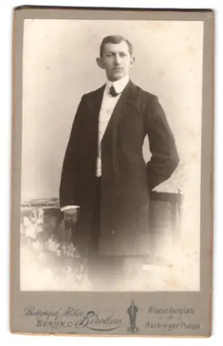 Fotografie Atelier Berolina, Berlin, Alexanderplatz, Eleganter Herr im Anzug, Keula 1903