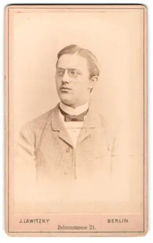 Fotografie J. Lawitzky, Berlin, Behrenstrasse 21, Porträt des Studenten Hugo Hettenberg, 1892