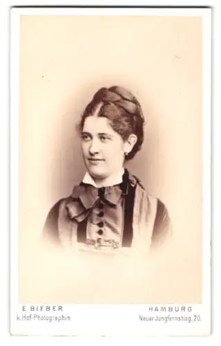 Fotografie E. Bieber, Hamburg, Neuer Jungfernstieg 20, Portrait der Frau Malwine Kaufmann