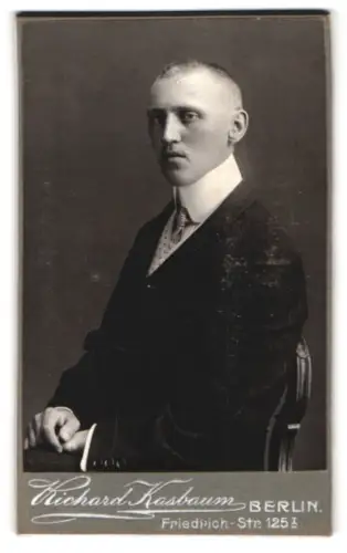 Fotografie Richard Kasbaum, Berlin, Friedrich-Str. 125, Portrait des Studenten Gustav von Brembsky, Sommersemester 1904