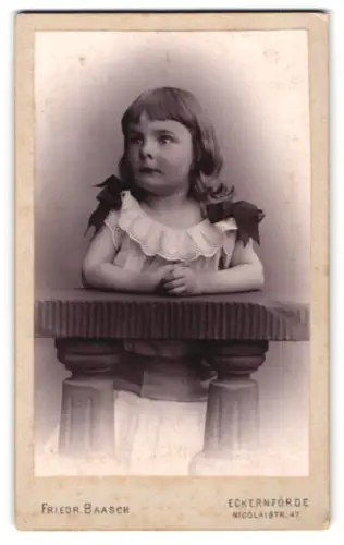 Fotografie Friedr. Baasch, Eckernförde, Nicolaistr. 47, Portrait des Mädchen Gertrud Schmidt