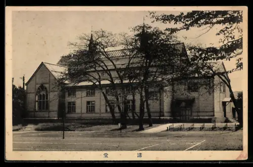 AK Koudou, Aulagebäude unter Bäumen