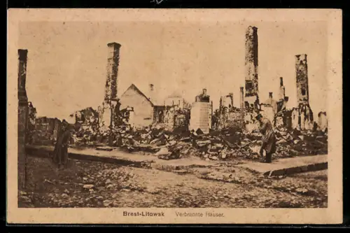 AK Brest-Litawsk, Soldat vor verbrannten Häusern
