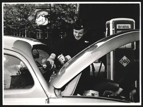 Fotografie unbekannter Fotograf und Ort, BV-Aral Tankstelle, Tankstellenmitarbeiter an einem VW Käfer, 19 x 25cm