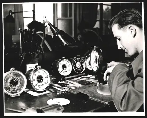 Fotografie Dr. H. Weskamp, Wiesbaden, Martinstr. 11, Arbeiter prüft Fahrtenschreiber von Bussen