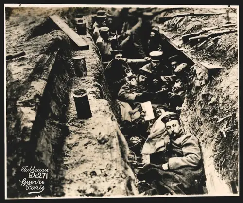Fotografie unbekannter Fotograf und Ort, Deutsche Soldaten ruhen im Schützengraben