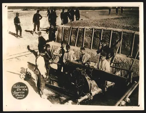 Fotografie unbekannter Fotograf und Ort, Französische Artillerie-Soldaten säubern den Lauf eines Geschützes