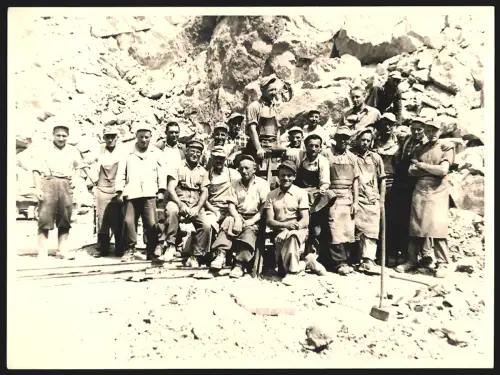 Fotografie unbekannter Fotograf, Ansicht Steeden, Arbeiter am Steinbruch 1957, Grossformat 18 x 25cm