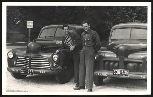 Fotografie unbekannter Fotograf und Ort, Zwei Männer posieren mit US-Army Chevrolets, Grossformat 15 x 25cm