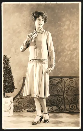 Fotografie Joel Feder, Junge Dame posiert in eleganter Kleidung, Trockenstempel u. Stempel Rückseite, 25 x 16cm