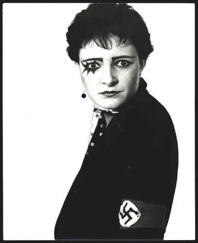 Fotografie Rex Features LTD., London, Siouxsie and the Banshees, Musikerin mit -Armbinde, Grossformat 26 x 21cm