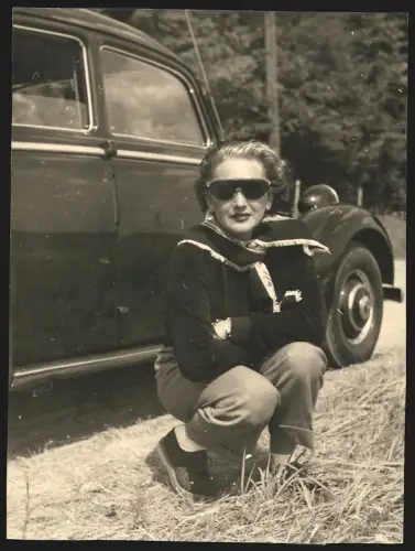 Fotografie unbekannter Fotograf und Ort, Frau hockt vor Mercedes Benz 170