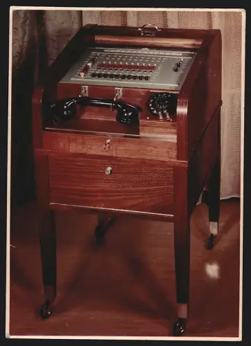 Fotografie unbekannter Fotograf und Ort, Telefonschrank mit Drehscheibe und schwarzem Hörer 1955