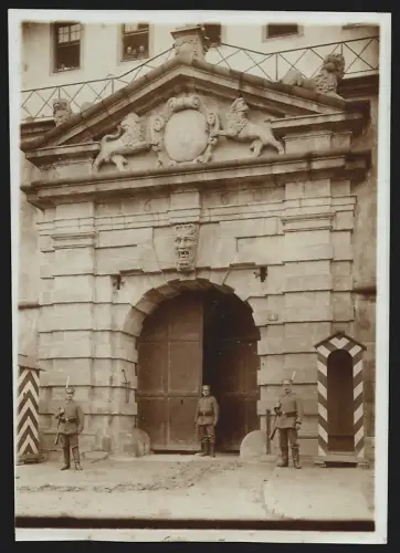 Fotografie unbekannter Fotograf, Ansicht Kronach, Soldaten bei der Wache vor dem Stadttor