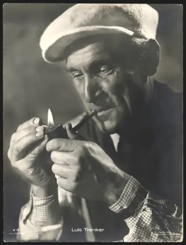 Fotografie Foto Binz, Berlin, Schauspieler Luis Trenker zündet sich eine Pfeife an, Grossformat 25 x 19cm
