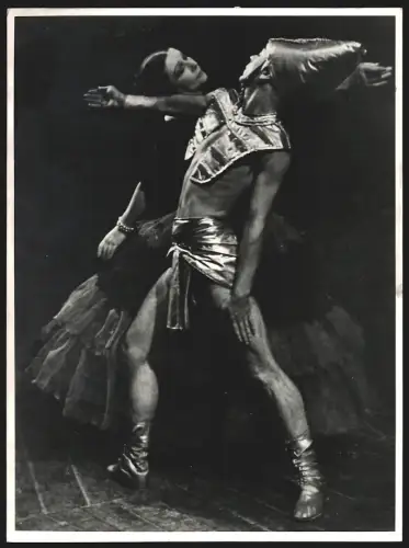 Fotografie unbekannter Fotograf und Ort, Zwei Schauspieler in Kostümen beim Ausdruckstanz