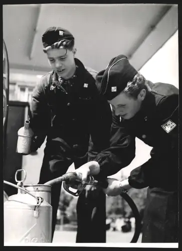 Fotografie Thea Weskamp, Wiesbaden, Martinstr. 11, Zwei Mitarbeiter einer B & V Tankstelle