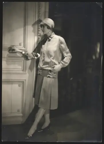 Fotografie Scaioni Paris, Elegante Dame in beigefarbenem Crêpe de Chime-Kleid mit Stickerei