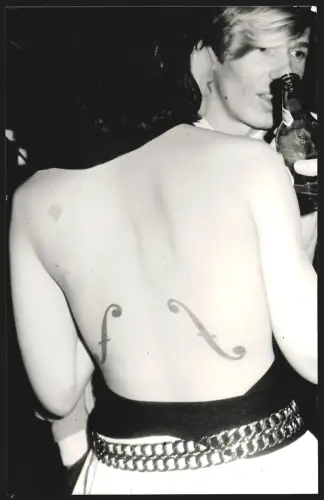 Fotografie Beryl Sokoloff, London, Andy Warhol, Frau mit Violinenmarkierungen auf ihrem Rücken, Grossformat 26 x 17cm