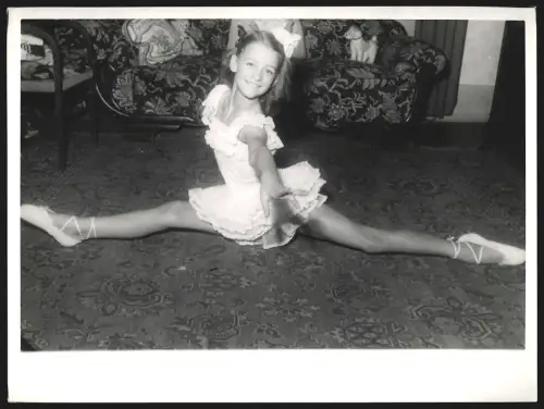 2 Fotografien Thea Weskamp, Wiesbaden, Martinstr. 11, Eiskunstläuferin Marika Kilius in Kostüm und mit Puppe, 19 x 25cm