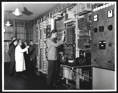 2 Fotografien Photo Kessler, Berlin-Wilmersdorf, Offenbacher Strasse 7, Arbeiter in einer Telefon-Zentrale
