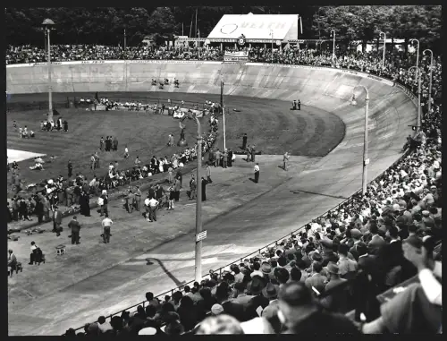 3 Fotografien Rudi Rettaender, Frankfurt /M., Steher mit Schrittmacher in FFM, Radrennfahrer auf der Rennbahn