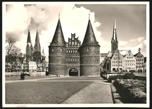 20 Fotografien Johannes Schunke, Lübeck, Ansicht Lübeck,  Platz mit Marienkirche, Dom mit Museum, Rathaus