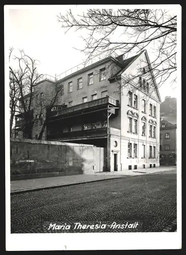 3 Fotografien Fototechnik GmbH, München, Ansicht München, Maria Theresia-Anstalt, Gruppenbild der Kinder, Innenansicht
