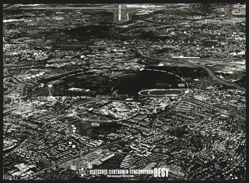 10 Fotografien Ansicht Hamburg, Deutsches Elektroneb-Sychrotron (DESY), Gruppenbild Wissenschaftler, Die Anlage