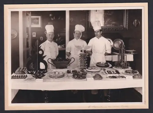 Fotografie unbekannter Fotograf und Ort, Bäcker Karl König, Ernst Fey und Willi Schmitt präsentieren ihre Gebäckstücke