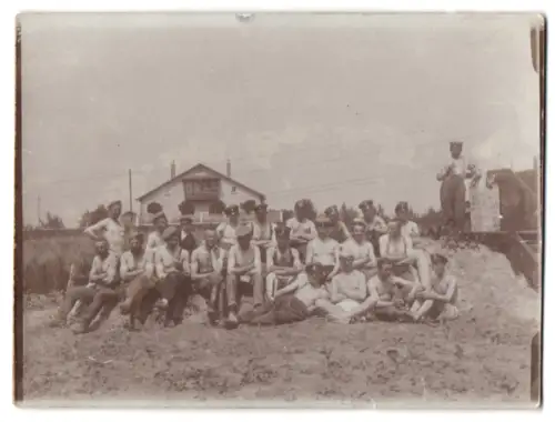 2 Fotografien Mannschaftsoldaten mit freien Oberkörpern während einer Arbeitspause, Gay Int.