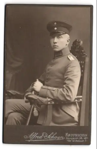 2 Fotografien Alfred Schoen, Krotoschin, Zdunyerstr. 86, Leutnant in Uniform mit Pickelhaube bzw. Schirmmütze und Säbel