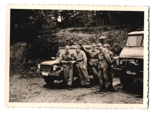 48 Fotografien Technisches Hilfswerk, 1961, Einsatz-Lastkraftwagen, Fahrt über Pionierbrücke, Volkswagen T-1