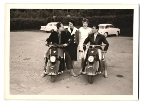 2 Fotografien Motorroller Heinkel Tourist mit ihren Fahrern